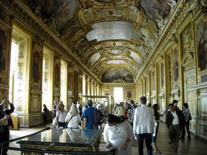 Интериора на офиса на кръчмаря е скромен, от време на време хора разглеждат и се шматкат наляво надясно