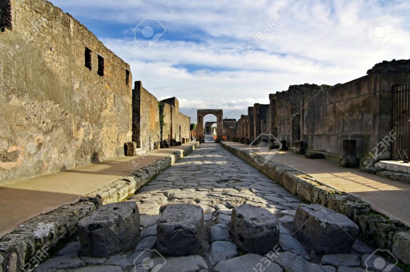 6699111-vista-de-pompeya-de-ruinas-italia-pompeya-es-una-ciudad-en-ruinas-romana-cerca-de-nápoles-moderno-en-l.jpg